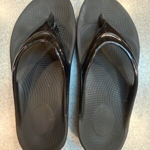 Oofos Oolala Luxe Womens 7 Sandals Black Camo Recovery Gym Workout Thong